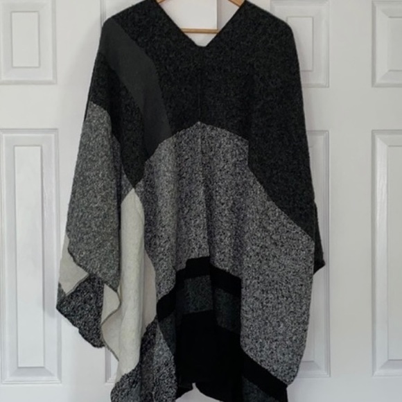 CALIA by Carrie Underwood Wrap - Picture 3 of 11